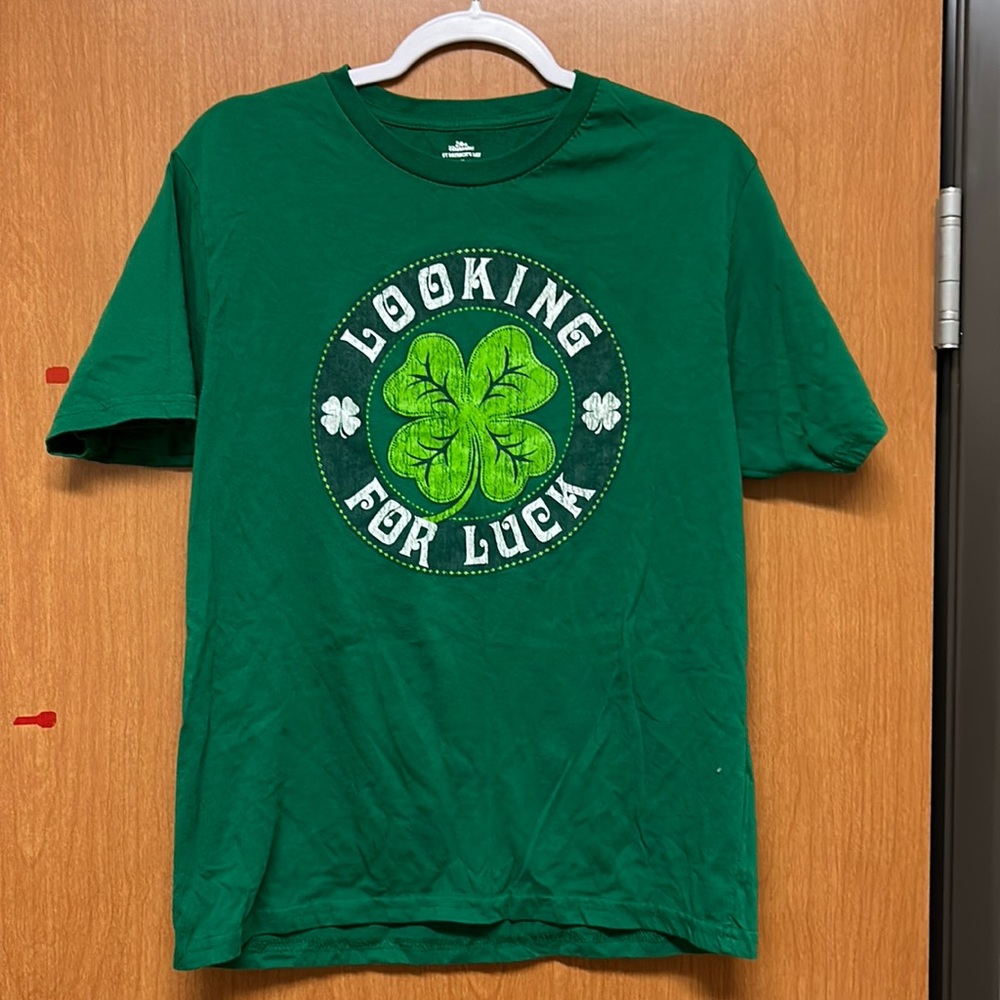 LOOKING FOR LUCK! Saint Pattie’s day shirt